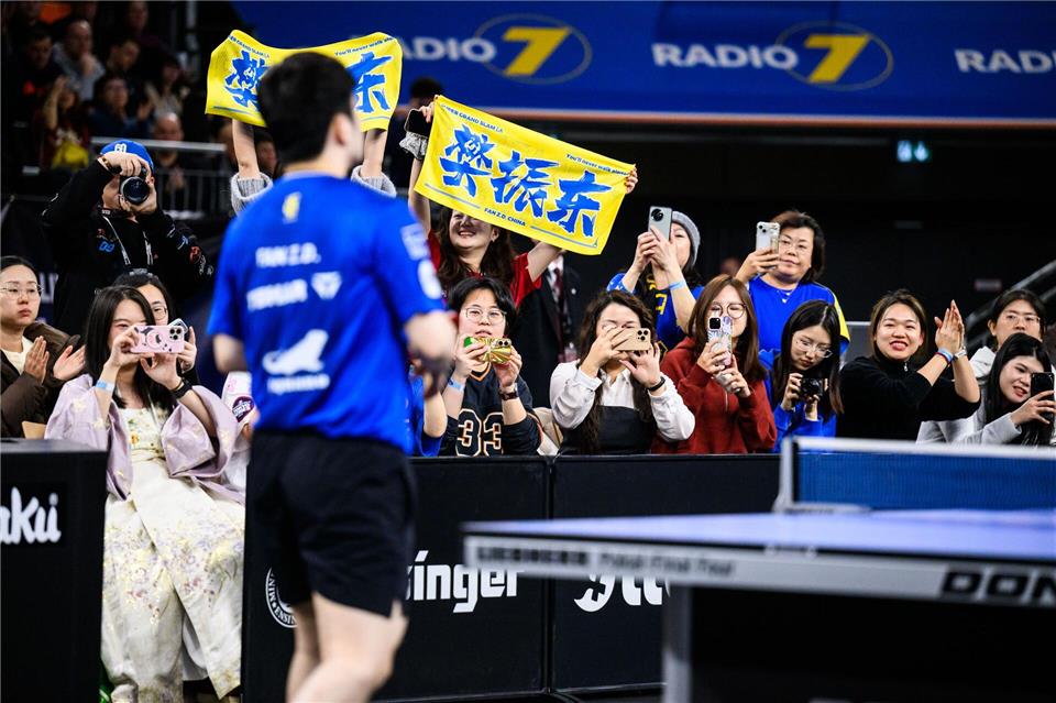 Chinesische Tischtennis-Fans beim deutschen Pokalfinale.Tom Weller/dpa