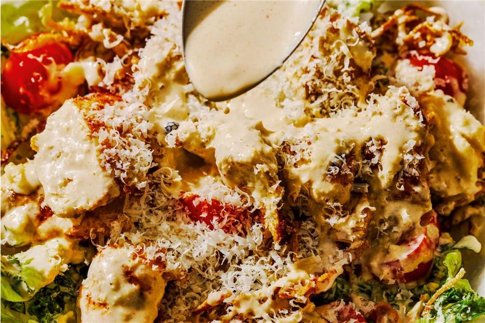 Chipotle-Caesar-Dressing mixt Clem Haxby aus Parmesan, Knoblauch, Meersalz, Mayonnaise, Worcestersoße, Weißweinessig, frisch gepresstem Zitronensaft, Pfefferkörnern, Cayennepfeffer und geräuchertem Paprikapulver. Haarala Hamilton/Gräfe und Unzer/dpa-tmn
