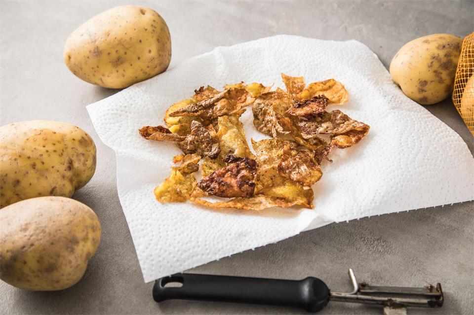 Chips aus Kartoffelschalen schmecken sehr lecker. Doch im Labor zeigen sich sehr hohe Acrylamidwerte.Christin Klose/dpa-tmn