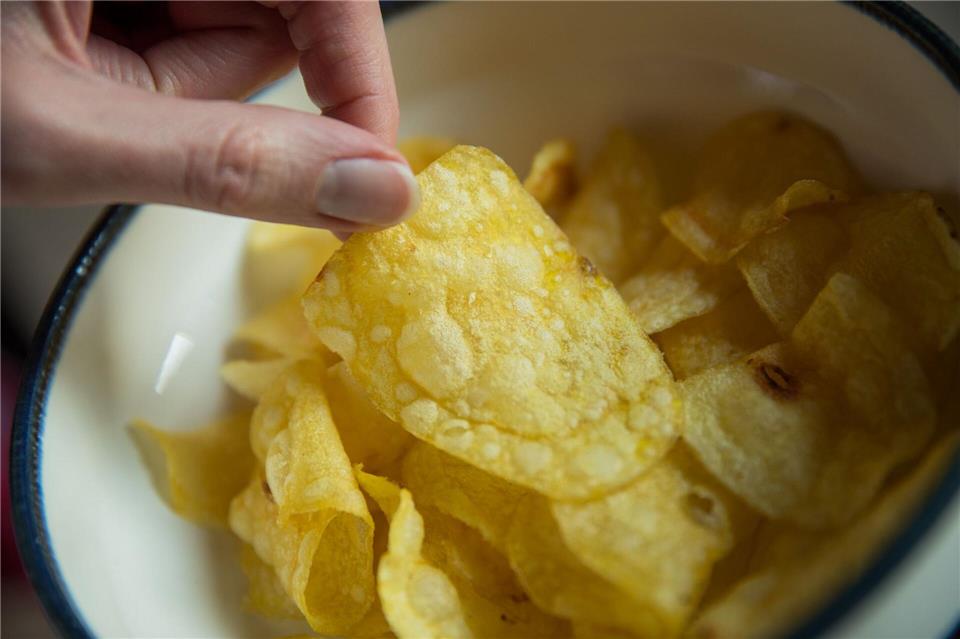 Chips gehören zu den beliebtesten Snacks bei Verbrauchern in Deutschland - manche essen sie auch im Bett. (Archivfoto)Daniel Karmann/dpa