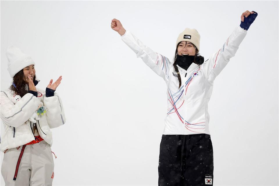 Chloe Kim (l) applaudiert Olympiasiegerin Gaon Choi.Oliver Weiken/dpa