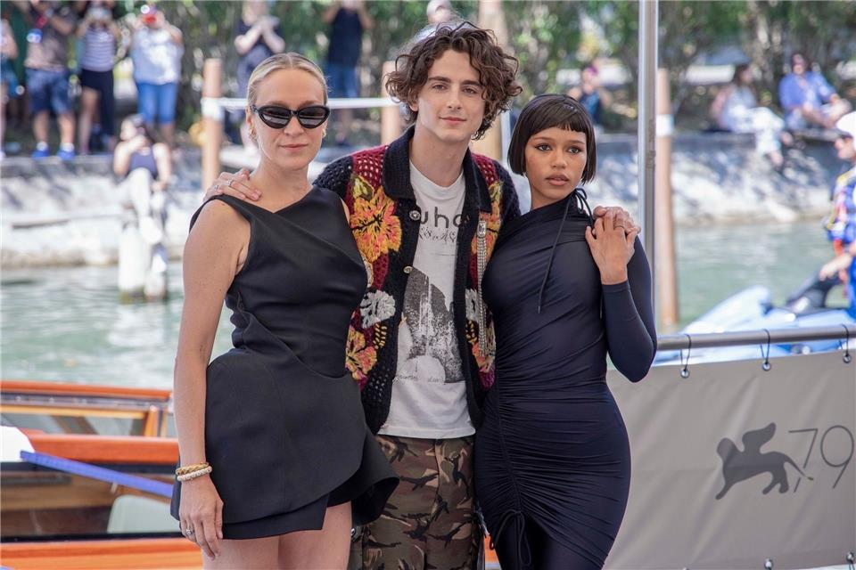Chloë Sevigny, (l-r), Timothée Chalamet und Taylor Russell stellen ihren Film „Bones and All“ in Venedig vor.