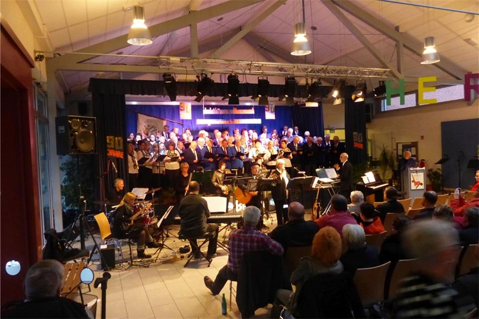Chöre und Band werden im Forum der Schule auftreten.