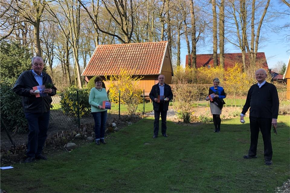 Chorleiterin Brigitta Malyszek, Hermann Große-Vorholt, Helga Schröer und Ludger Horstmann (von rechts) brachten Pfarrer Hans Ludger (ganz rechts) als ersten den Ostergruß.
