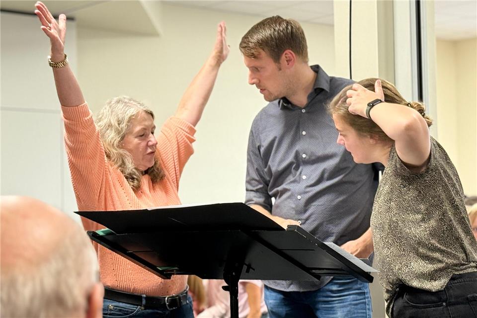Chorleiterin Ilona Liß, Dirigent André Baumeister und Musiklehrerin Nina Take (von links nach rechts) bei der ersten gemeinsamen Probe.