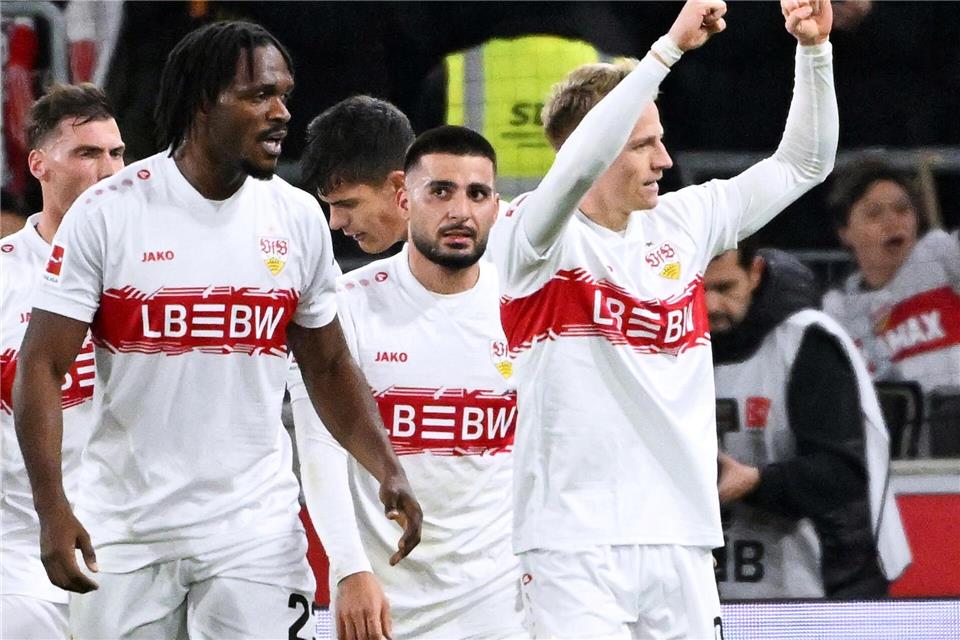 „Kein Zufall“: Führich auf dem Weg zurück nach oben? Chris Führich (rechts) freut sich über sein Tor gegen MainzMarijan Murat/dpa