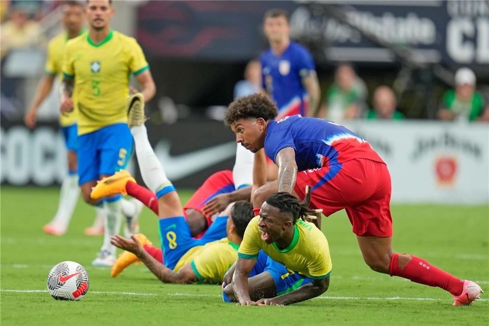 Chris Richards (rechts) im Trikot des US-Nationalteams wie hier in einem Test gegen Brasilien ist, was sich die US-Fans baldmöglichst wünschen. (Archiv-Foto)John Raoux/AP/dpa