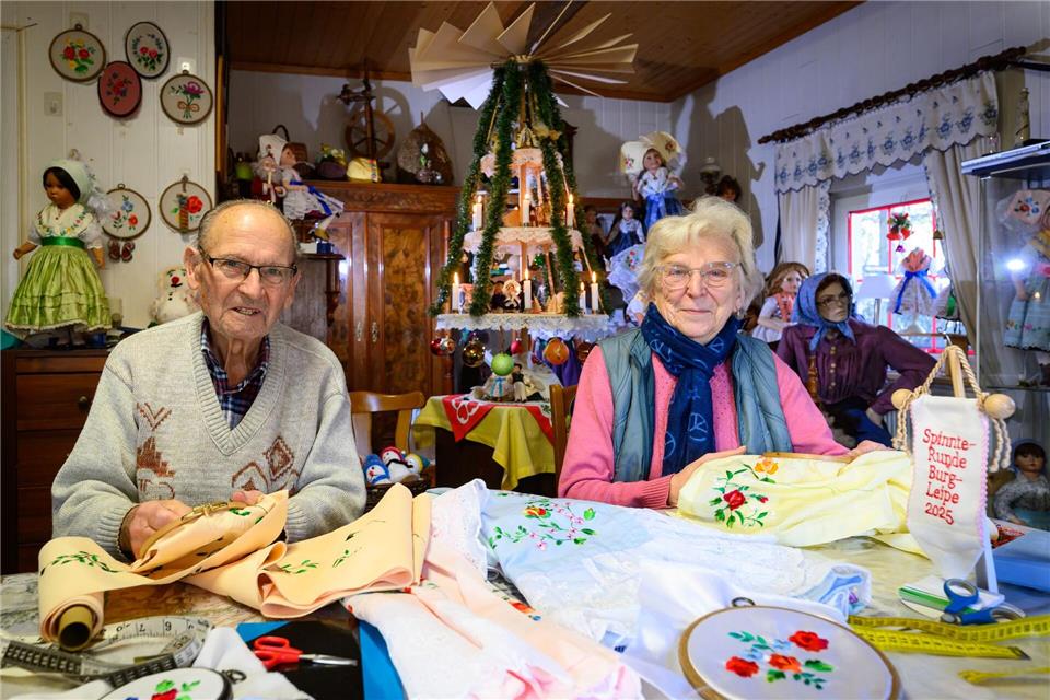 Christa und Dieter Dziumbla sticken seit Jahrzehnten. Patrick Pleul/dpa