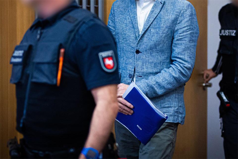 Christian B. steht erneut vor Gericht. (Archivbild)Moritz Frankenberg/dpa-Pool/dpa