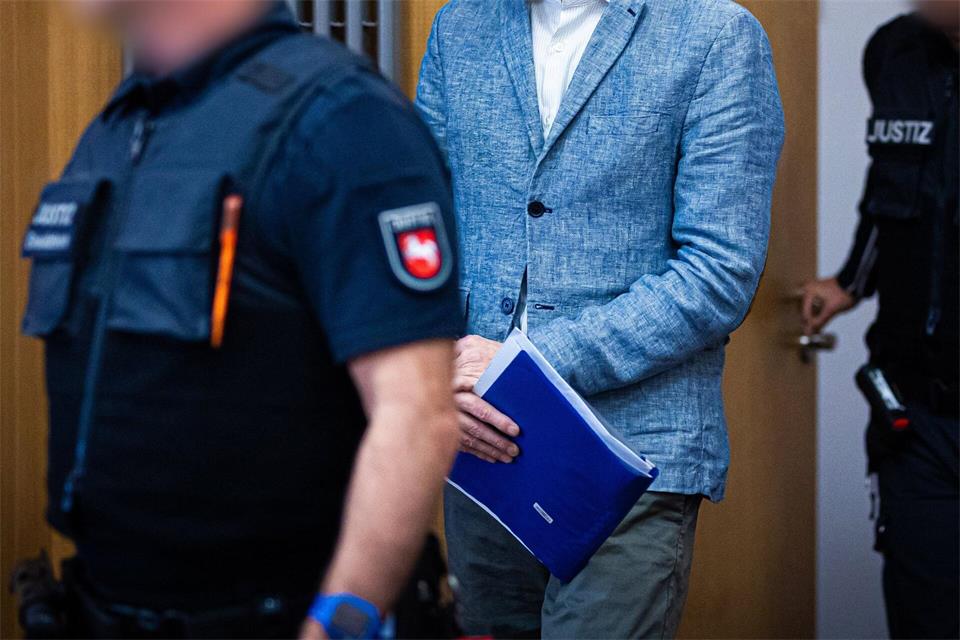 Christian B. steht wegen Beleidigung vor Gericht. (Archivbild)Moritz Frankenberg/dpa-Pool/dpa