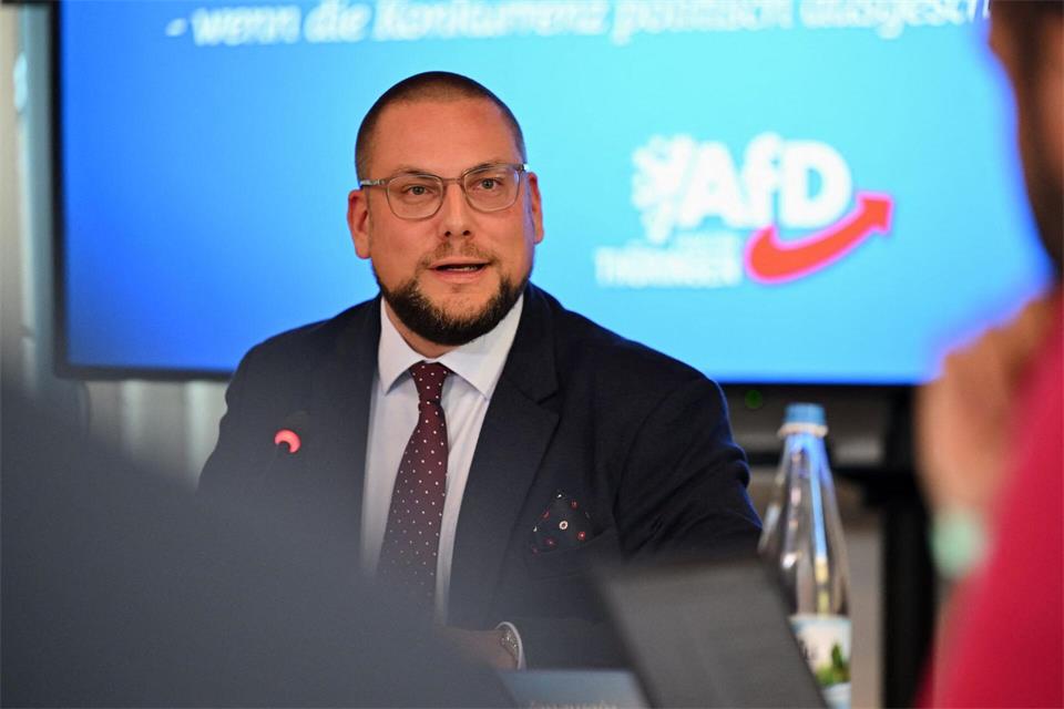 Christian Conrad ist einer der Anzuhörenden im Thüringer Landtag. In der Sitzung des Justizausschusses geht es um ein mögliches AfD-Verbotsverfahren. Martin Schutt/dpa