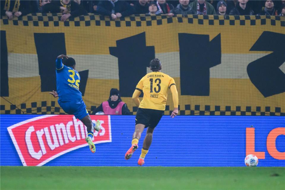 Christian Conteh (Eintracht Braunschweig, l) erzielt vor den Augen von Julian Pauli (Dynamo Dresden) das Tor zum 0:2.Robert Michael/dpa