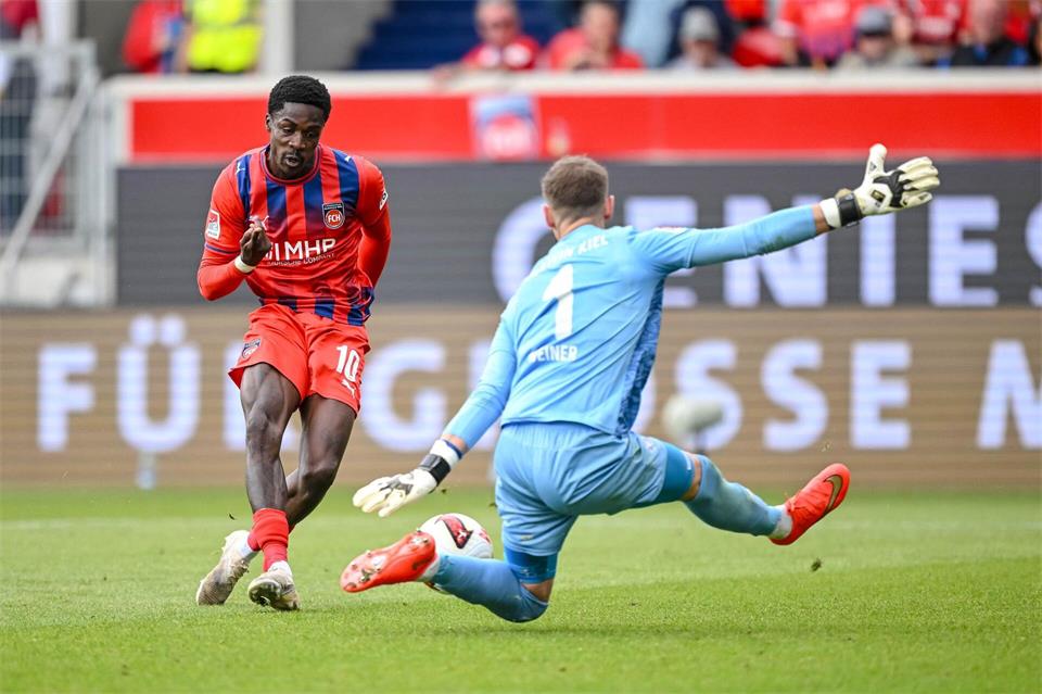 Christian Conteh brachte Schwung in das Heidenheimer Spiel. Harry Langer/dpa