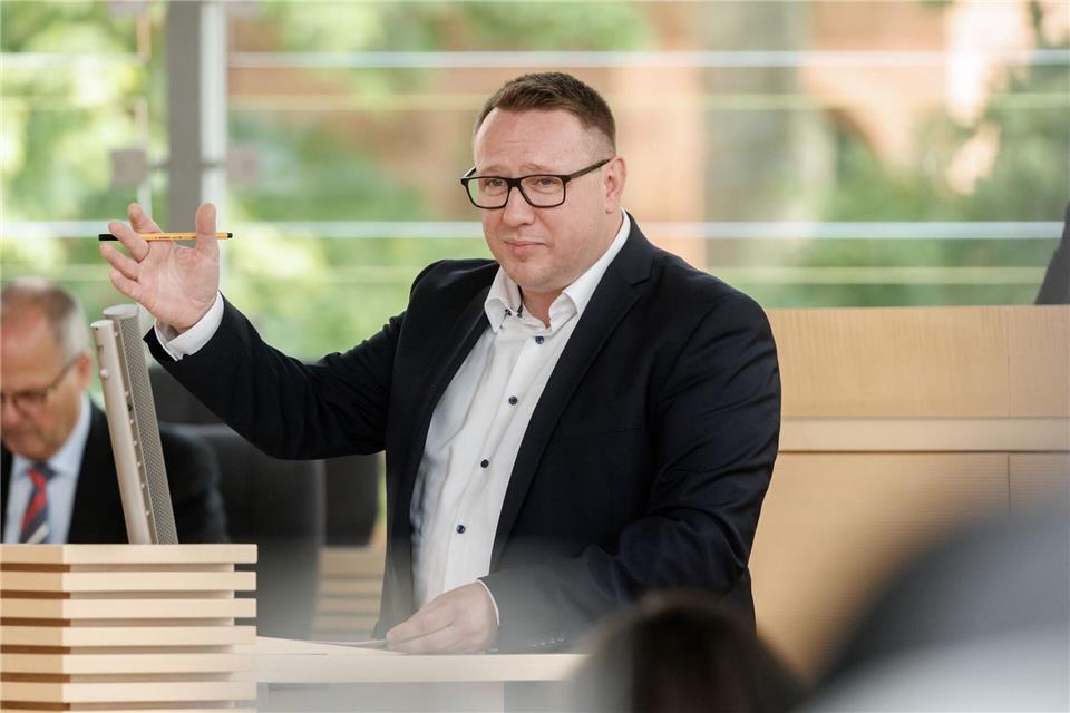 Fraktionen im Landtag wollen Überprüfung der AfD Christian Dirschauer vom SSW macht der Umstand Sorge, dass die AfD Minderheiten ausgrenzt. (Archivbild)Markus Scholz/dpa