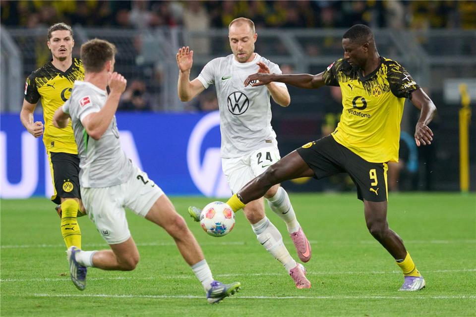 Bei Schlotterbeck-Comeback: Dortmund bezwingt Wolfsburg Christian Eriksen (M) gab sein Debüt für Wolfsburg.Bernd Thissen/dpa