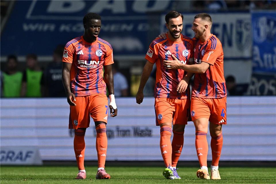 Christian Gomis (l) fehlt Schalke in Bielefeld. (Archivbild) Hendrik Schmidt/dpa