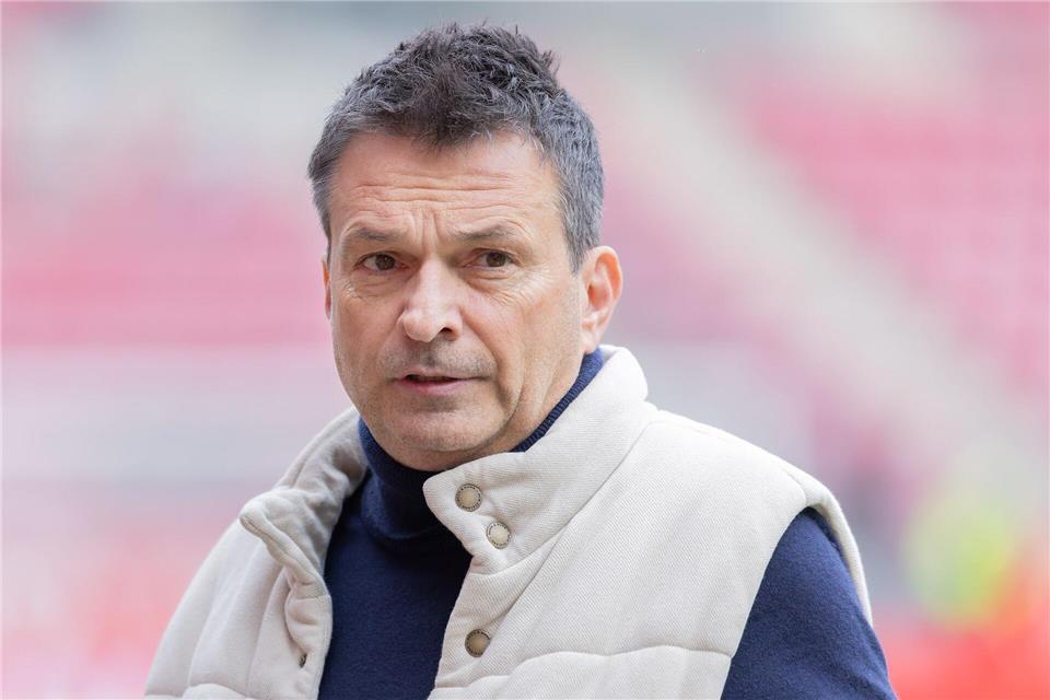 Christian Heidel drückt dem neuen Bundestrainer Jürgen Klopp besonders fest die Daumen. (Archivbild) Jürgen Kessler/dpa
