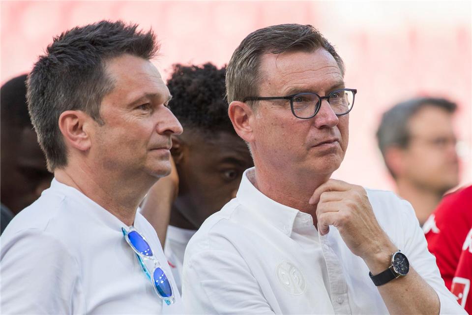 Christian Heidel und Stefan Hofmann freuen sich über den Bundesliga-Aufstieg der Mainzer Fußballerinnen. (Archivbild)Torsten Silz/dpa