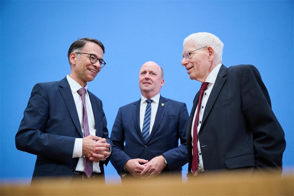 Christian Heinz (l-r), Justizminister von Hessen, Uwe Becker, Beauftragter der Hessischen Landesregierung für Jüdisches Leben und den Kampf gegen den Antisemitismus, und Josef Schuster, Präsident des Zentralrats der Juden in Deutschland.Sebastian Christoph Gollnow/dpa