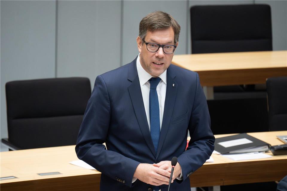 Christian Hochgrebe (SPD) spricht in einer Plenarsitzung des Berliner Abgeordnetenhauses über die diesjährigen Böller-Verbotszonen. Sebastian Christoph Gollnow/dpa