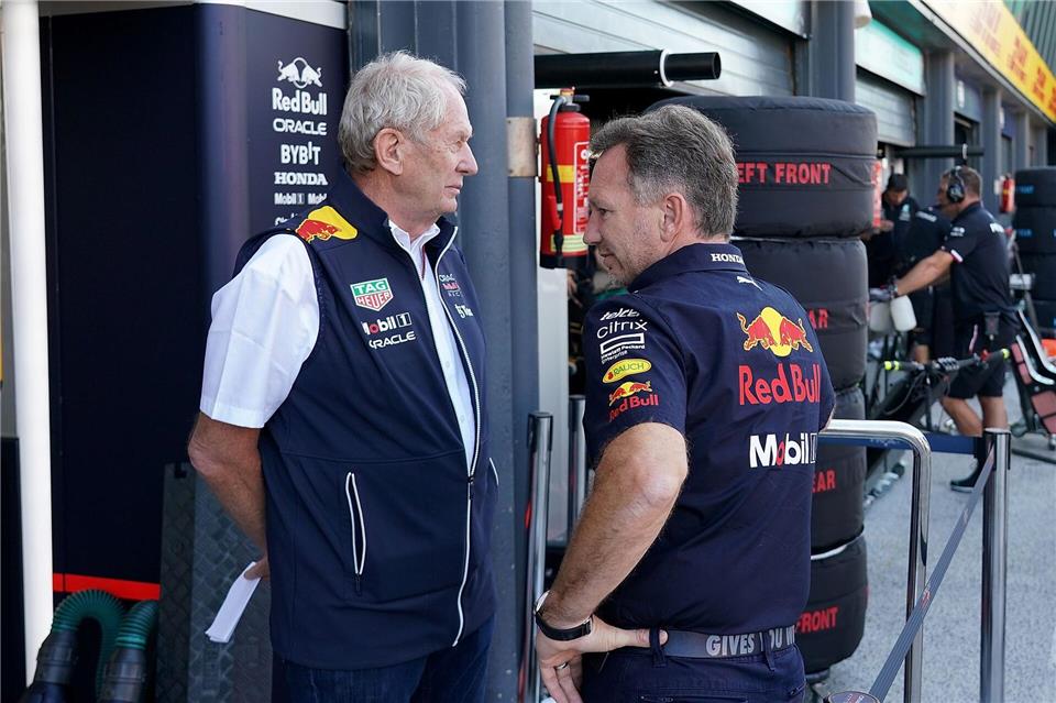 Christian Horner (r) sieht Helmut Marko als Strippenzieher. (Archivbild)Hasan Bratic/dpa