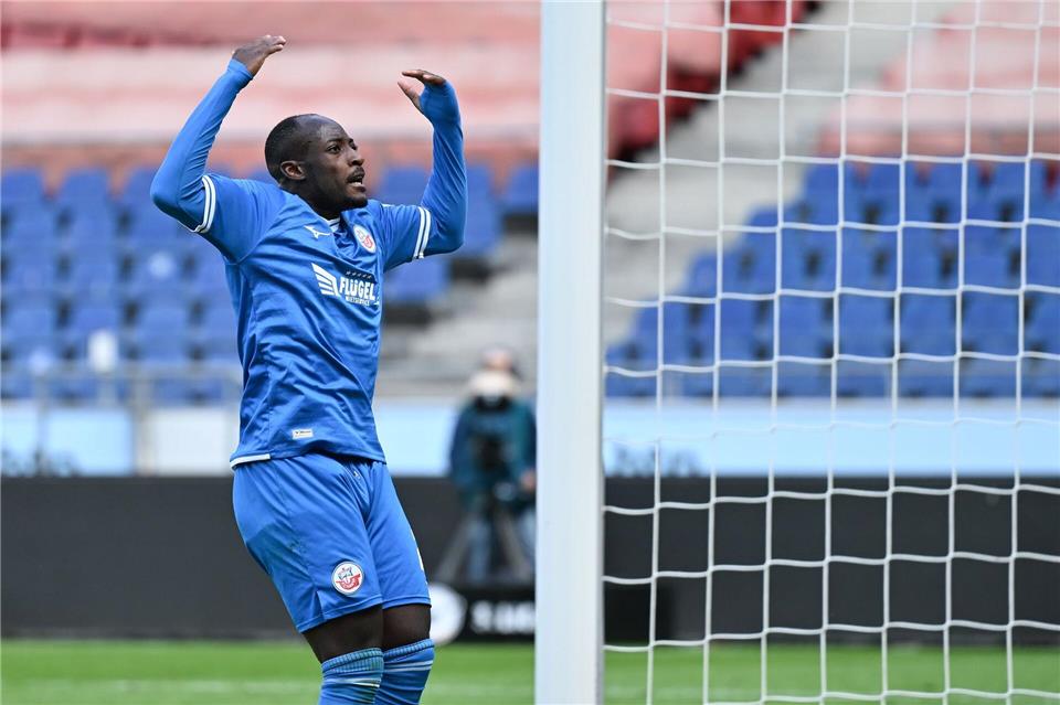 Christian Kinsombi rettete Hansa Rostock gegen den SC Verl mit seinem späten Ausgleich einen Punkt. Swen Pförtner/dpa