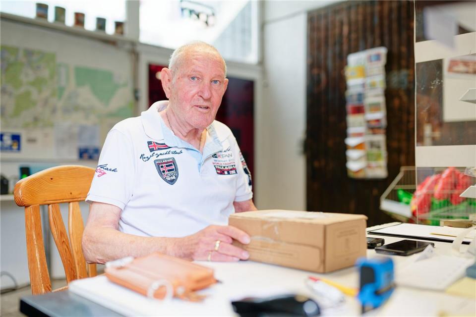 Christian Lange in Wiesenbach (Rhein-Neckar-Kreis) hat mit 83 Jahren einen Paketshop aufgemacht.Uwe Anspach/dpa