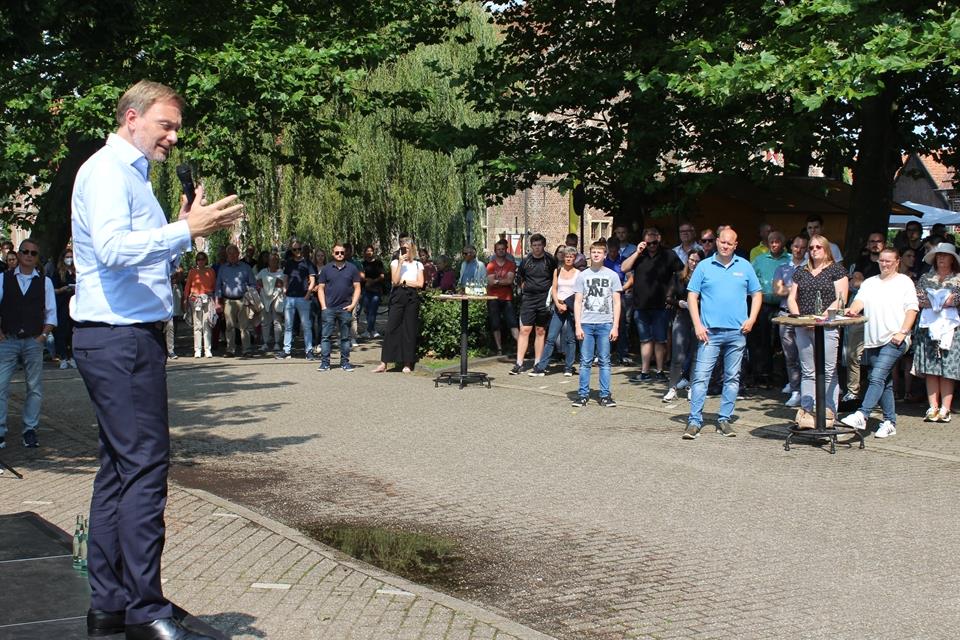Christian Linder, FDP-Vorsitzender und Spitzenkandidat seiner Partei bei der Bundestagswahl, bei seiner Rede am Schloss.