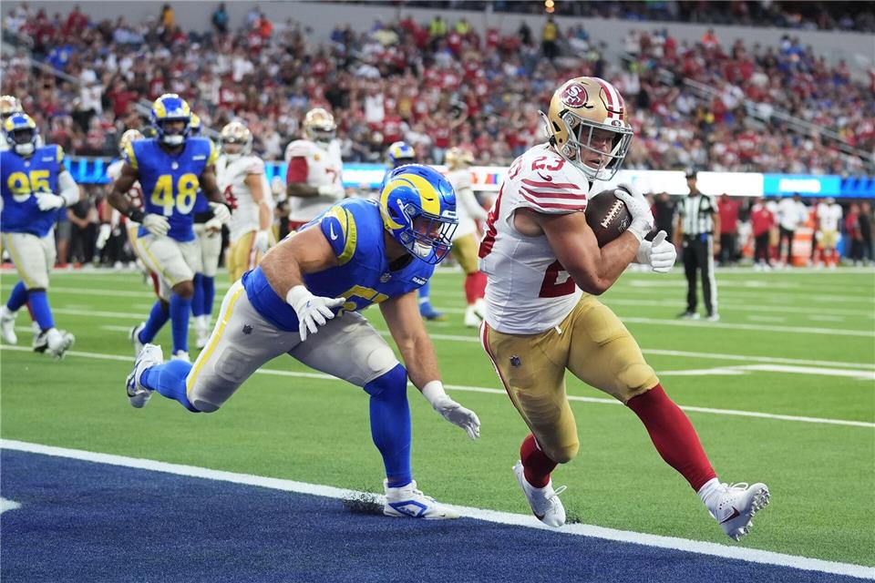 Christian McCaffrey (r) feierte mit den San Francisco 49ers einen überraschenden Sieg in Los Angeles.Marcio Jose Sanchez/AP/dpa