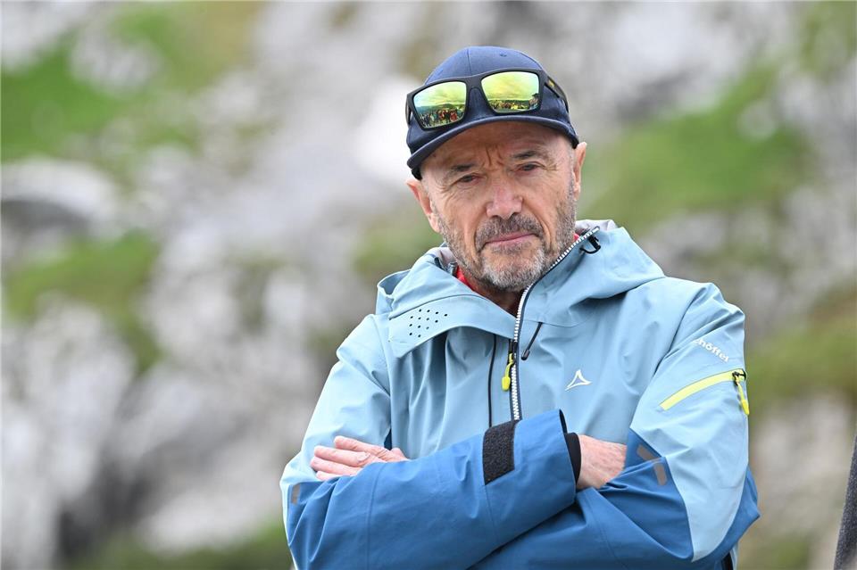 Christian Neureuther weint immer noch um seine geliebte Rosi. (Archivbild)  Peter Kneffel/dpa