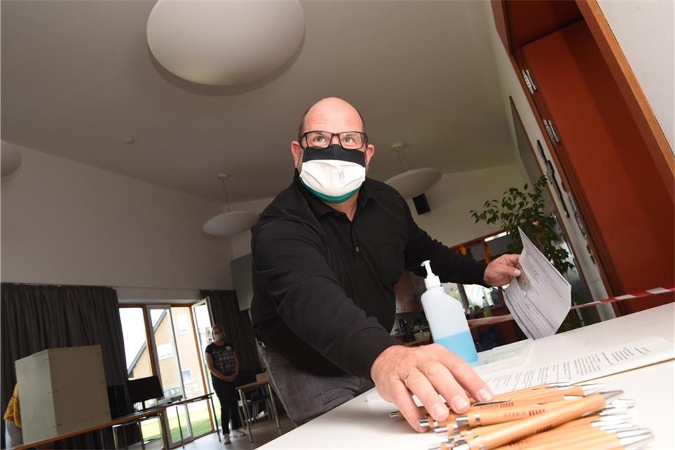 Christian Pätzold gehört zu den Wählern, die auf einen Stift mit Stadtwappen zurückgreifen.