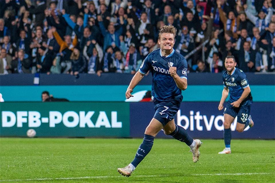 Christian Rasmussen jubelt über seinen Treffer zum 1:0.David Inderlied/dpa