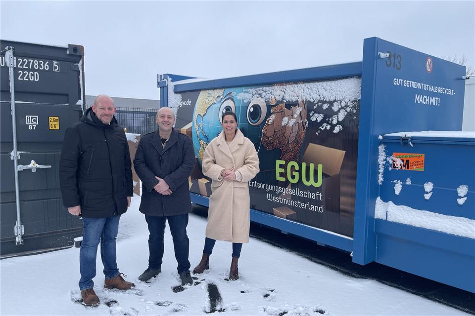 Christian Richters (l.), Sascha Sendler und Monika Abbing blicken voller Vorfreude auf die offizielle Eröffnung des neuen Wertstoffhofes am kommenden Freitag.