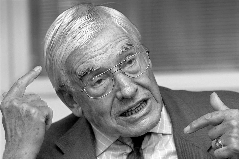 Christian Schwarz-Schilling trieb als Bundespostminister in den 80er Jahren die Breitbandverkabelung und die Entwicklung des Privatfernsehens voran. (Archivbild)Oliver Stratmann/dpa