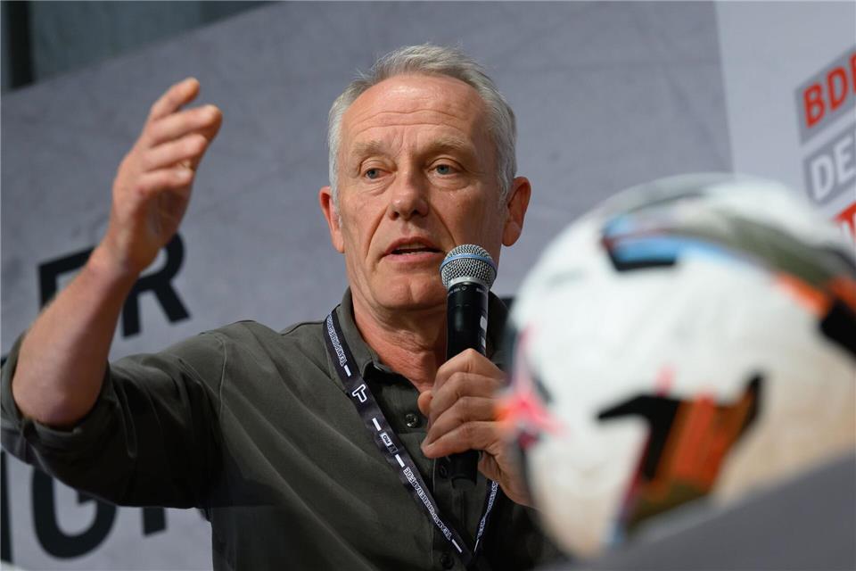 Christian Streich kritisiert die FIFA scharf. (Archivbild)Hendrik Schmidt/dpa