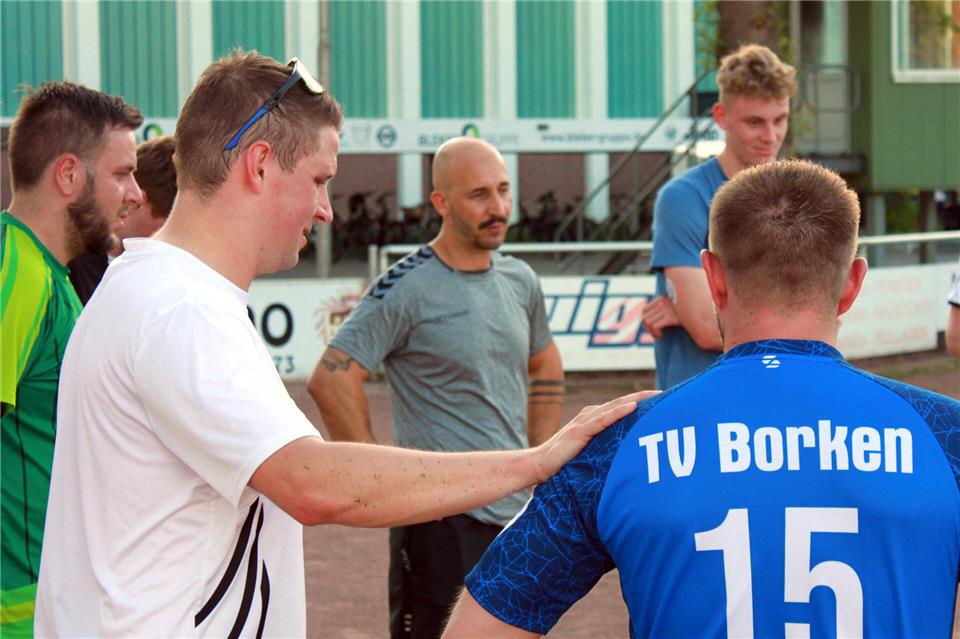 Christian Summen (hinten, Mitte) hat nun das Sagen beim Handball-Verbandsligisten TV Borken. Der 43-Jährige soll für frischen Wind am Spielfeldrand zu sorgen. Als Trainer will er sich mit den Borkenern gemeinsam weiterentwickeln.