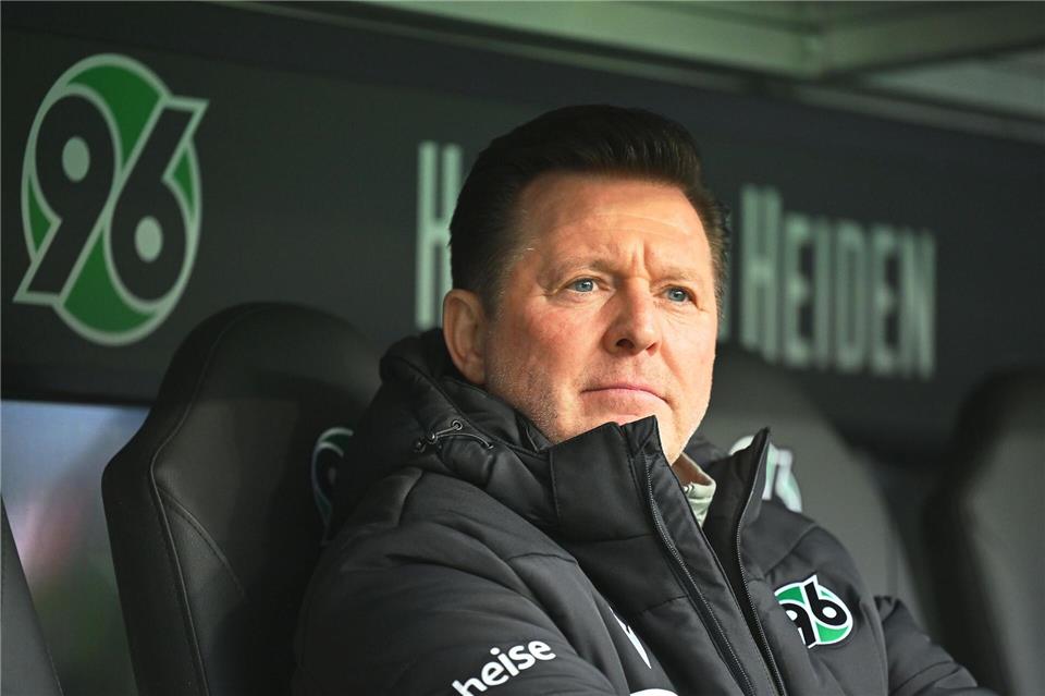 Christian Titz verfügt über einen starken Kader. (Archivbild)Swen Pförtner/dpa