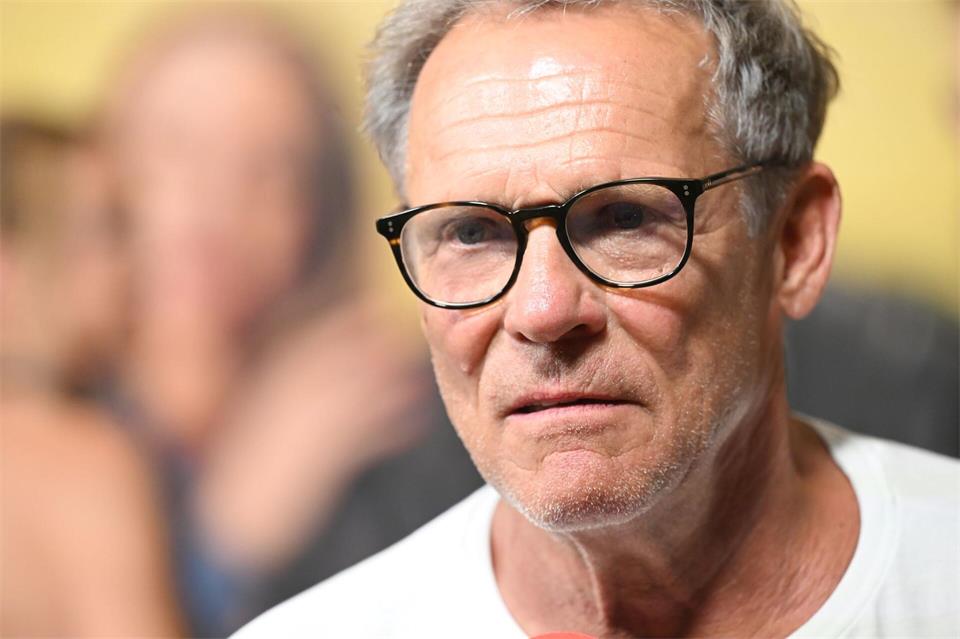 Christian Tramitz ermittelt in der neuen Staffel von „Hubert ohne Staller“ mit Hilfe einer Nussschnecke. (Archivbild)Felix Hörhager/dpa