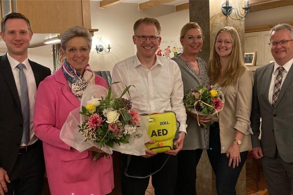 Christian Vollmer, Diana Brömmel, Michael Weddeling, Sandra Konrad, Svenja Hörnemann und Bürgermeister Martin Tesing (v.l.).