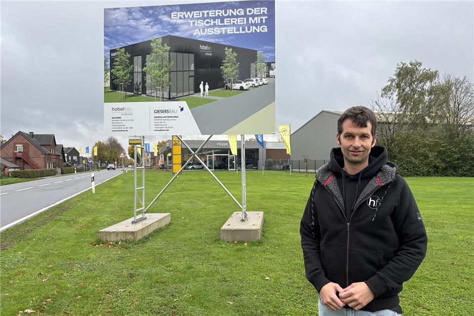 Christian Wübbels, Geschäftsführer der Tischlerei Hobelfein, steht auf der Fläche, auf der der Anbau des Unternehmens entstehen soll.
