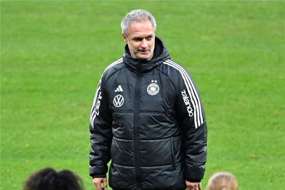 Christian Wück trägt weiter die Verantwortung für das Frauen-Nationalteam. (Archivbild)Sebastian Christoph Gollnow/dpa