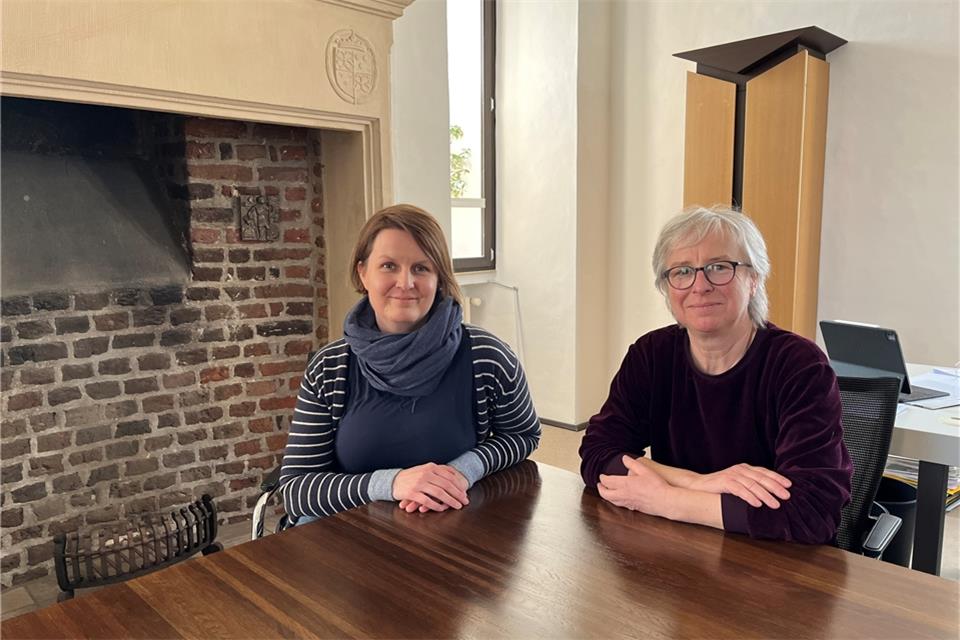Christiane Bucher (li.) und ihre Kollegin Heike Notz sind in die Räumlichkeiten des Schlosses eingezogen.