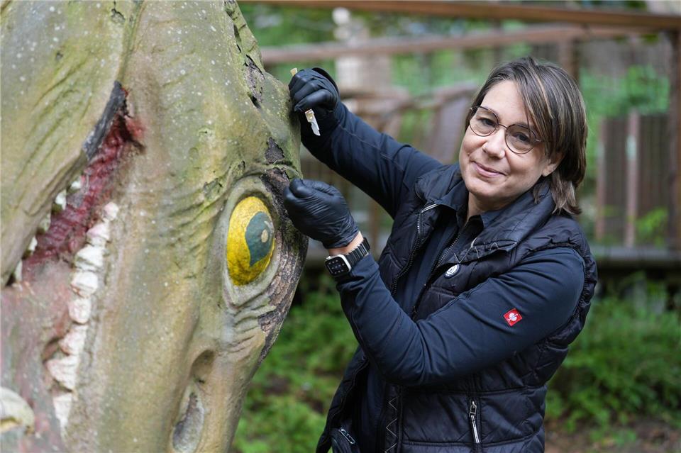Christiane Maier untersucht die Farbschichten der Skulptur.Marcus Brandt/dpa