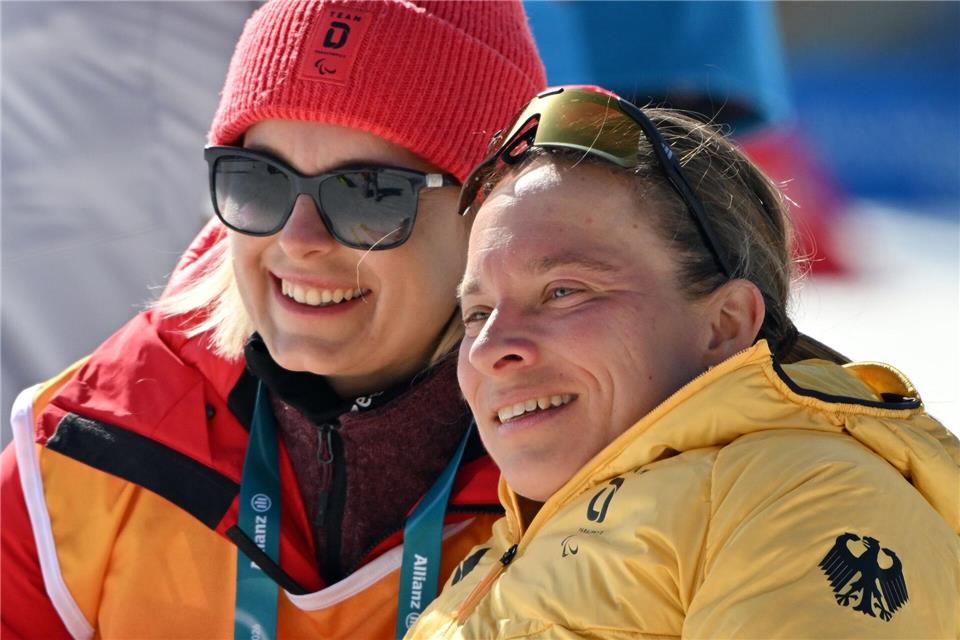 Christiane Schenderlein gratuliert Anja Wicker (r) zur zweiten Medaille.Martin Schutt/dpa
