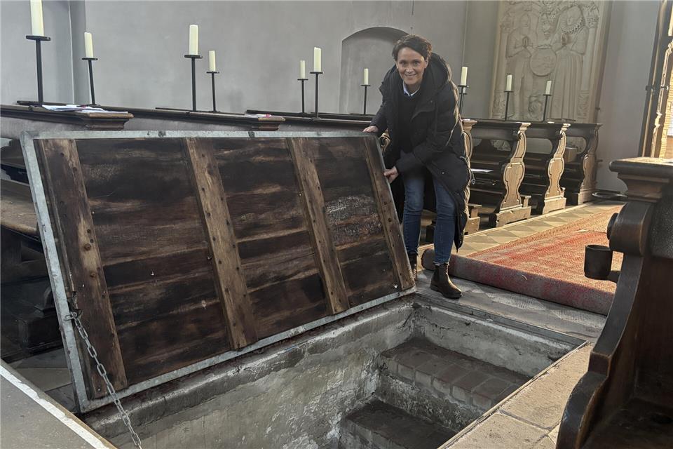 Christin Baumeister von der Katholischen Kirchengemeinde St. Martin öffnet für den BZ-Adventskalender die Gruft unter der Schlosskapelle.