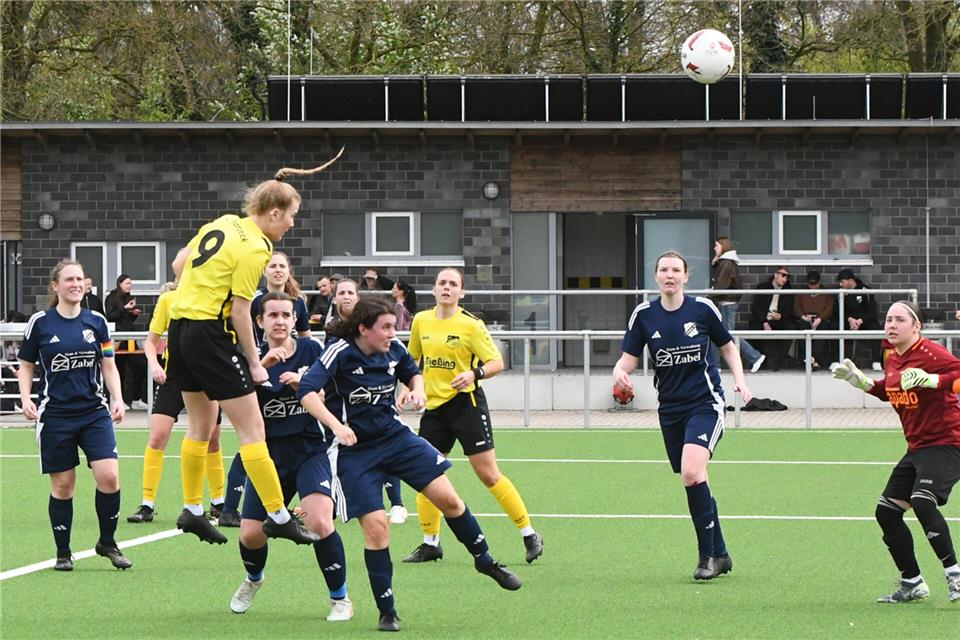 Christin Höbings Kopfball ging in dieser Szene über das Erkenschwicker Tor. In Sachen Chancenverwertung agierten Marbecks Bezirksliga-Frauen am Sonntag fahrlässig.