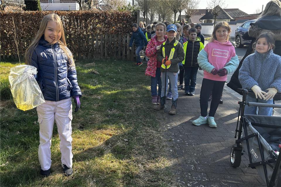 Christin findet am Heideweg in Maria Veen eine eklige Plastiktüte.