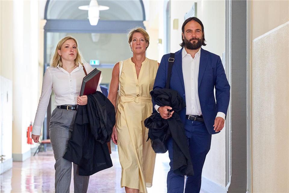 Christina Block (M.) mit ihren Verteidigern auf dem Gerichtsflur.Georg Wendt/dpa