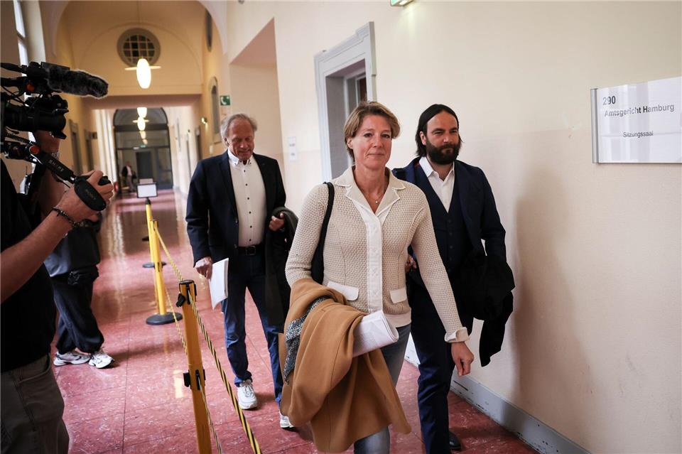 Christina Block auf dem Weg in den Gerichtssaal, rechts ihr Anwalt Ingo Bott, links Gerhard Delling.Christian Charisius/dpa