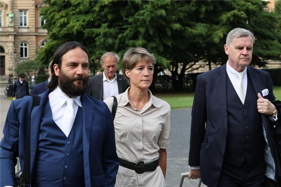 Christina Block kommt am zweiten Prozesstag mit ihren Verteidigern zum Landgericht.Christian Charisius/dpa